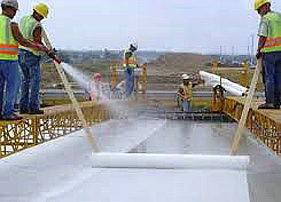Cura úmida do concreto em laje estrutural