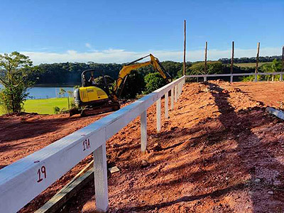 obra com gabarito de madeira para demarcação