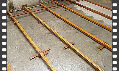 Regularização com argamassa e barrotes trapezoidais para assoalho de madeira