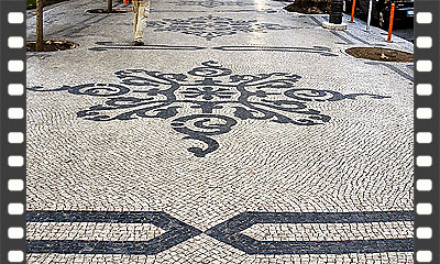 Piso com revestimento em pedra estilo mosaico português com desenho personalizado