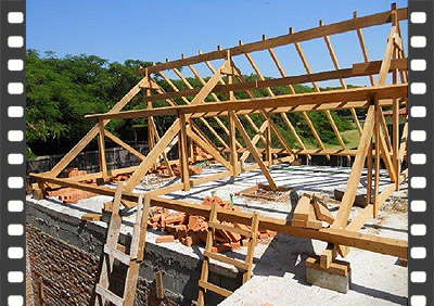 Telhado com estrutura de madeira em vigas, caibros e ripas apoiada sobre laje de concreto
