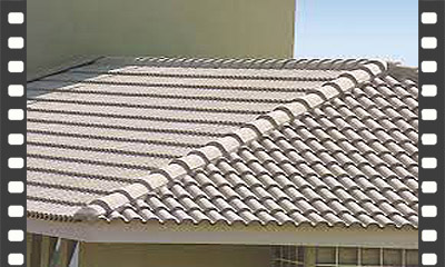 Telhado com telhas de concreto perfeitamente alinhadas