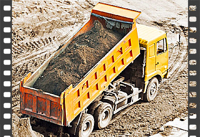 Transporte de terra ou entulho em caminhão basculante para bota-fora